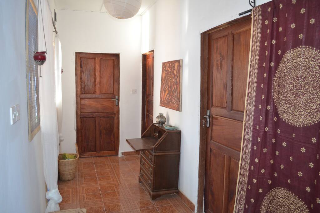 Hallway with bathroom straight, entrence door on the left and to smaller bedroom on the right