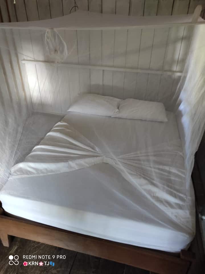 غرفة خاصة، بسرير مزدوج، لشخص أو شخصين. طازجة ومريحة لراحة الجسم وتحرير العقل مع أصوات الطبيعة.