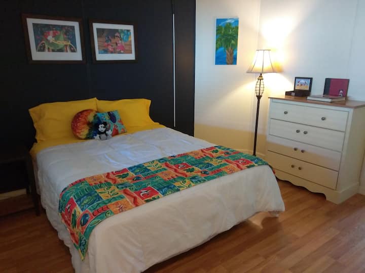 El segundo dormitorio es una habitación temática de Disney que emocionará a huéspedes de todas las edades.