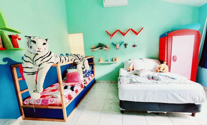 غرفة العائلة: حجم الملكة + أسرّة فردية