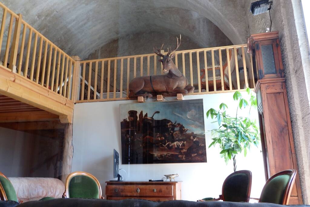 Séjour vue de l'entrée/ View of the living room from the entrance