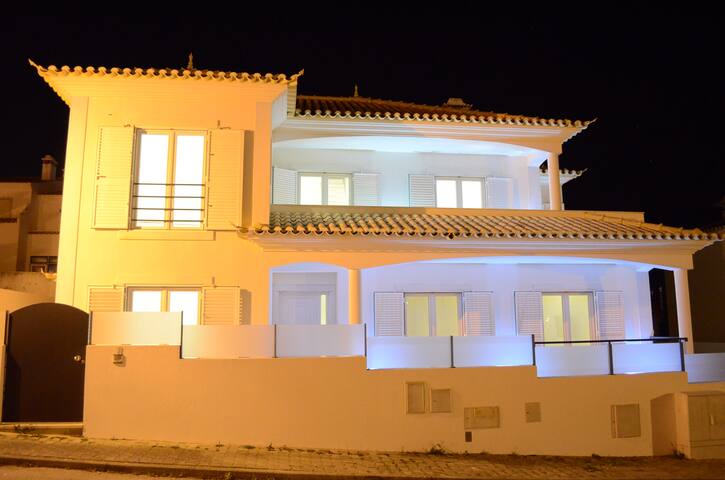 iSleep Ericeira Beach House -SURF & BEACHFRONT- gallery image 4