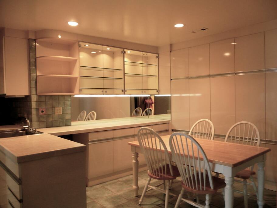 eat-in kitchen