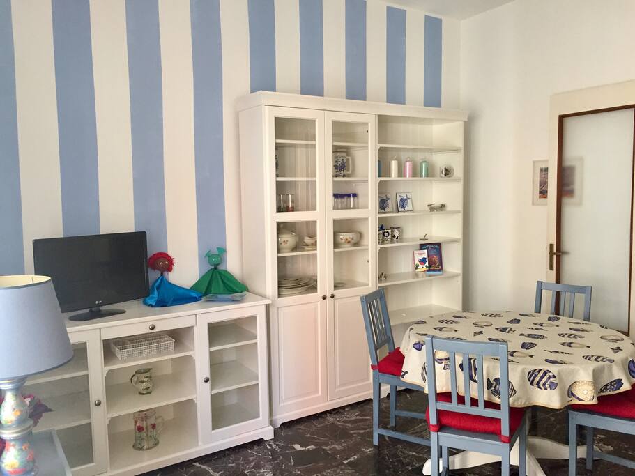 Soggiorno nuovo 2017, completo di tavolo da pranzo, divano e tv