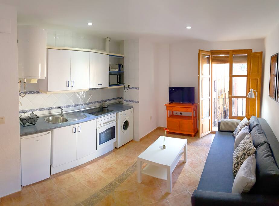Salon comedor, con la cocina integrada en el mismo. Esta cocina esta totalmente equipada, tiene lavadora, horno, vitroceramica, tostador de pan, batidora, vajilla, copas de vino, vasos de distintos tipos, tazas, en definitiva todo lo necesario para que se tenga una agradable estancia.