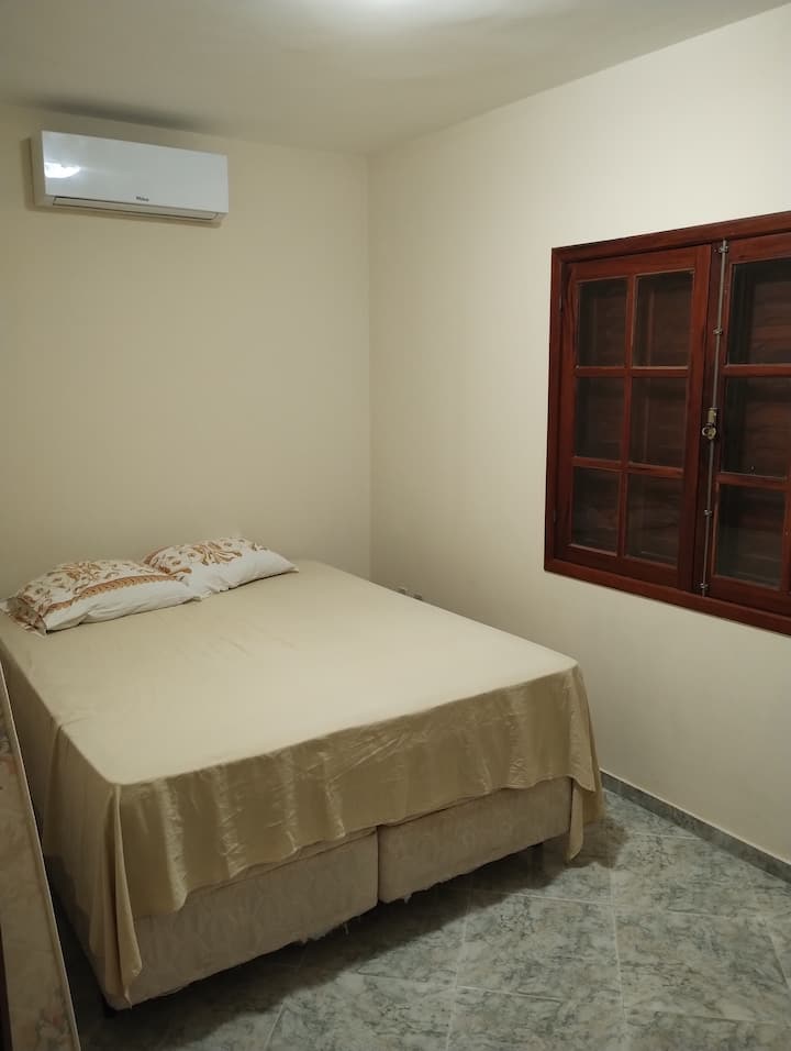 חדר שינה 2 מיטות קינג + מזרן נוסף עם אינטרנט אלחוטי .