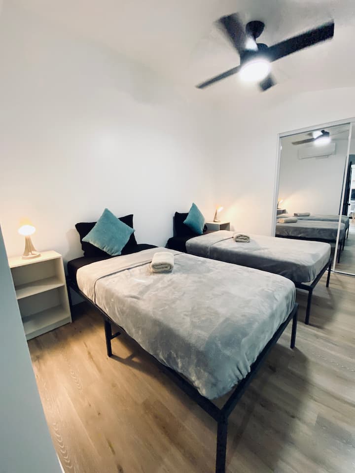 SPAVAĆA SOBA BR. 1  (2) BLIZANCI ILI 1 BRAČNI KREVET (ŠIRINE 180-179 CM) OBAVIJESTITE NAS UNAPRIJED