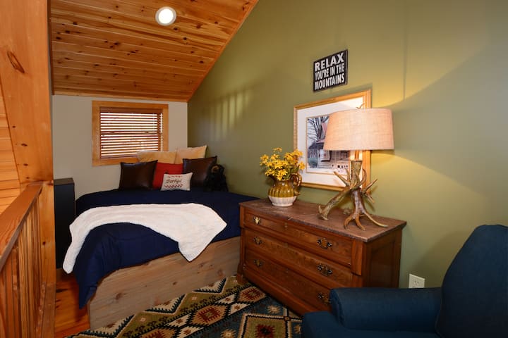 מיטת קווין סייז בפינת השינה/הלופט למעלה.