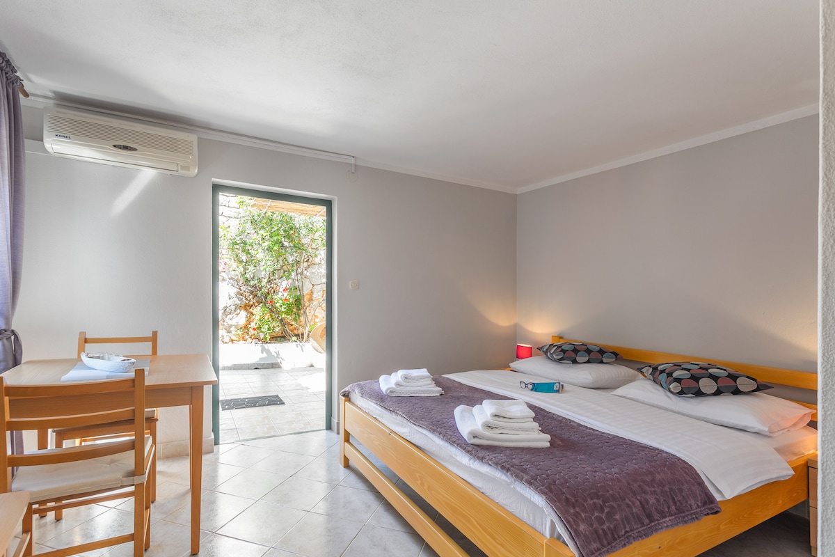 Cute studio with the private terrace full of plants!