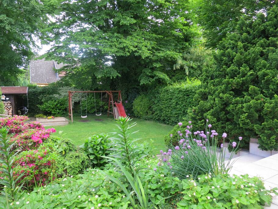 Garten mit Schaukel und Sandkasten