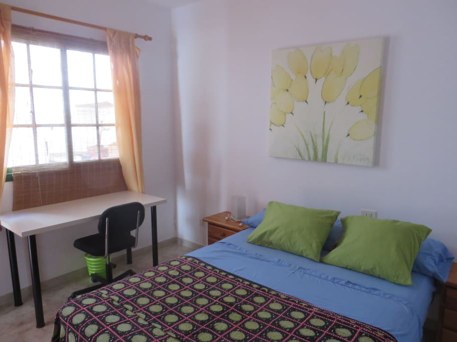 Habitación con escritorio y luminosidad