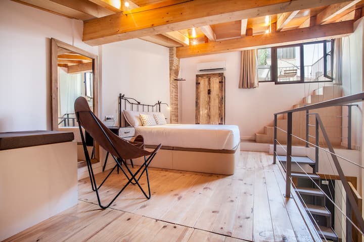 Საძინებელი ზემოთ აღჭურვილია კომფორტული ორადგილიანი საწოლით და სამუშაო სივრცით .ასევე, თქვენ გექნებათ წვდომა საყვარელ მზიან ტერასაზე, ძველი ქალაქის სახურავზე. 