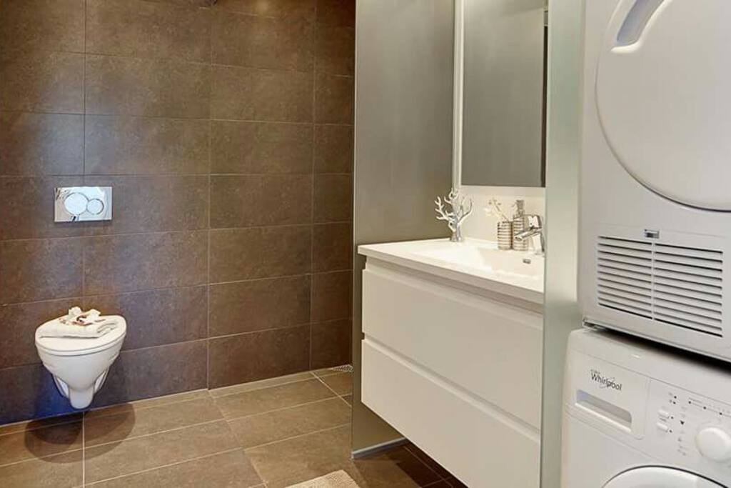 Bathroom with washing machine and dryer