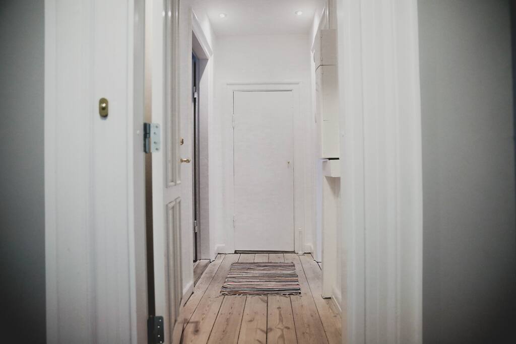 Entry from the hall - bedrooms to the right - livingroom to the left