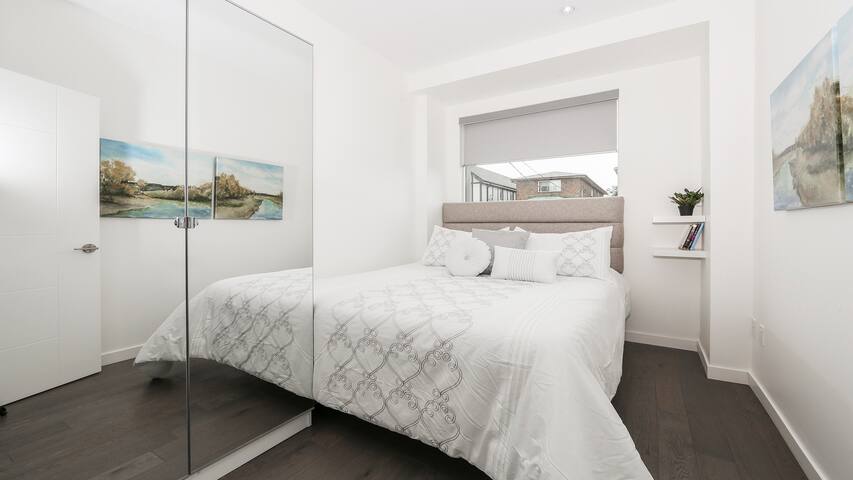 Brand new 2 bedroom – private deck and backyard. gallery image 2