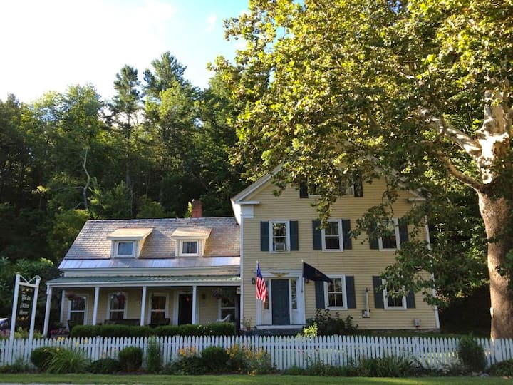 The Ira Allen House The Ethan Allen Suite Bed and breakfasts for