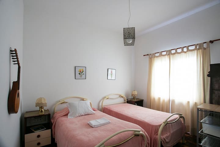 quarto com duas camas;
Quarto com cama de solteiro