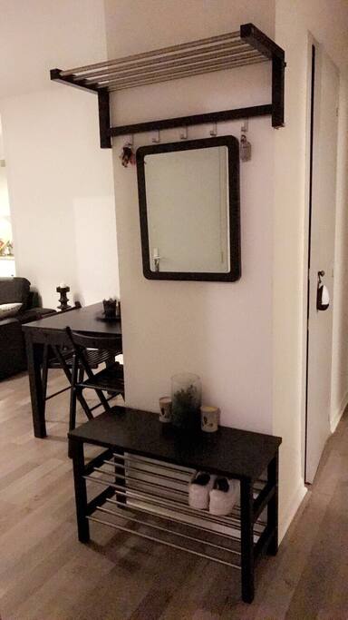 Petit meuble d'entrée pour y déposer sac, chaussures, vestes et clés. Et petit miroir pour les dernières retouches avant le départ !