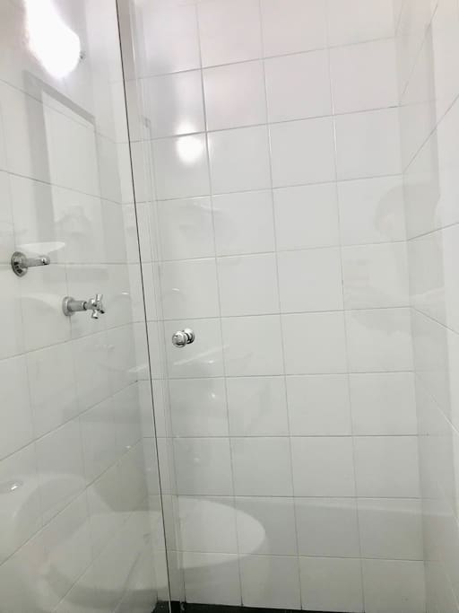 Ducha en cristal con agua caliente