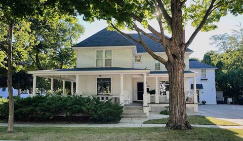 CENTRAL A/C! Downtown! Walk to town/Lake Michigan!