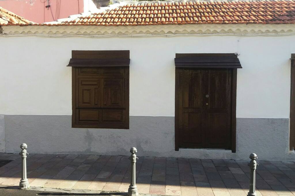 Alojamiento en casco histórico de San Sebastian de la Gomera, situado en la calle principal del pueblo por donde transcurre la vida de una pequeña villa.(En algunos momentos del dia puede haber algo de ruido de trafico y de transeúntes). Asi también destacar que se situa a poca distancia a pie de varios sitios de interés de San Sebastian(véase fotos posteriores)