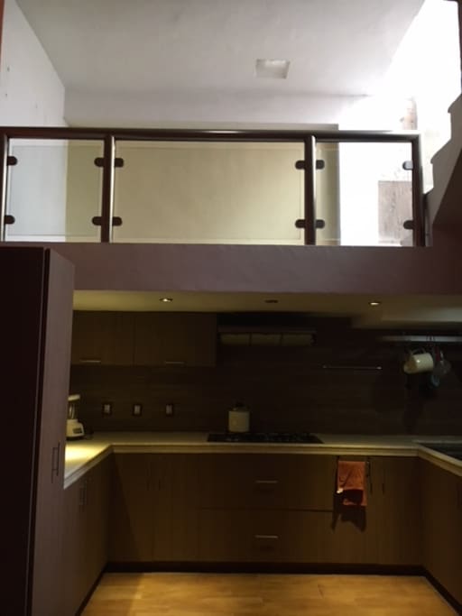 cocina, con estufa, horno, refrigerador , licuadora y vajilla.