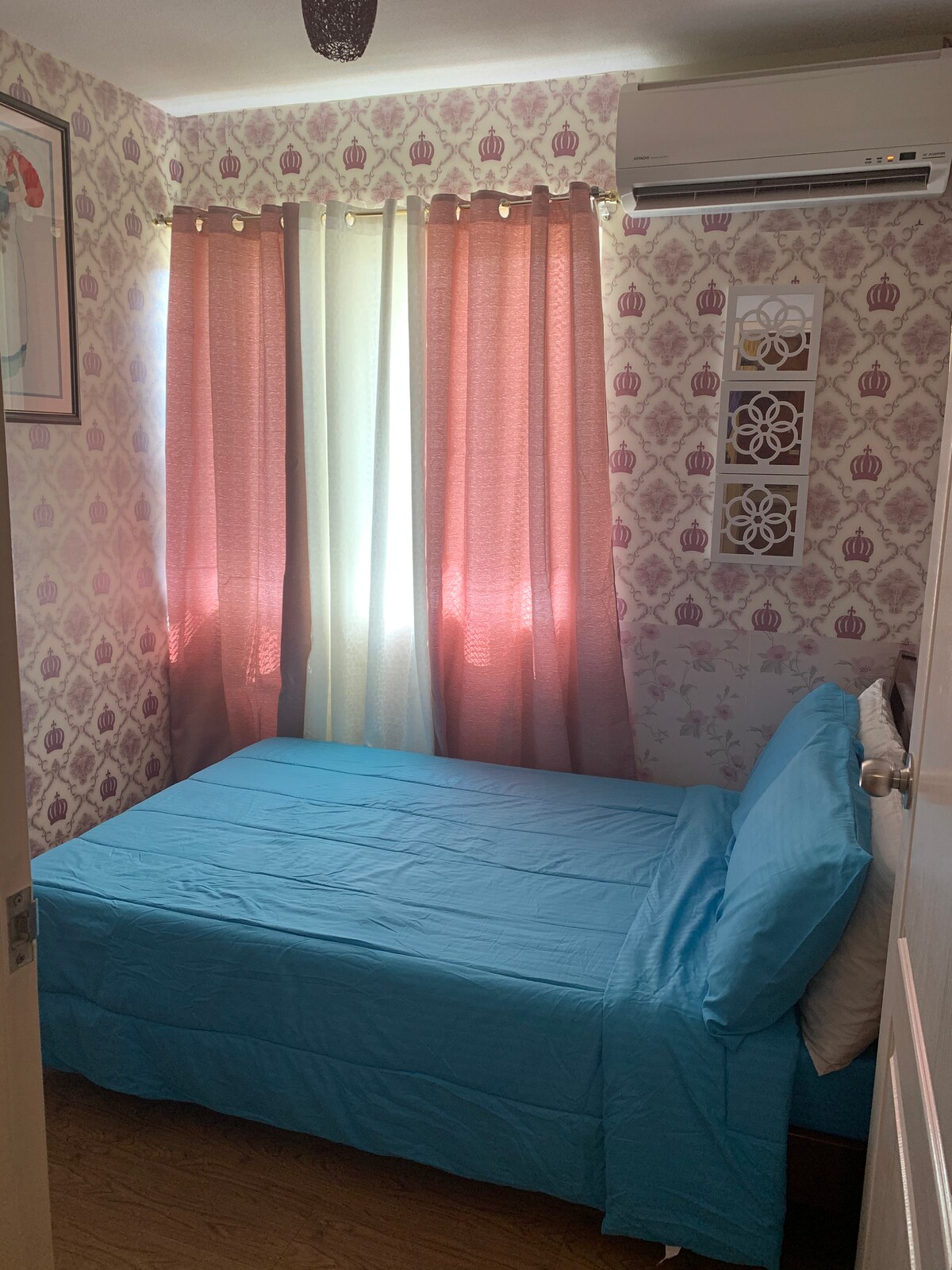 Izba s manželskou posteľou, basketbalové ihrisko orientované na izbu