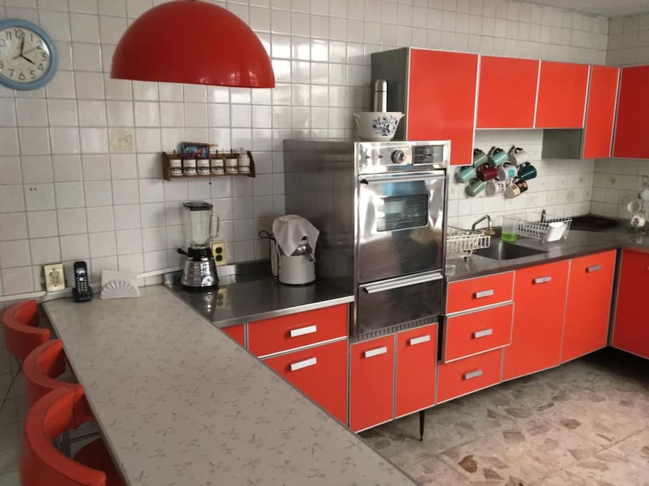 Fully equiped kitchen with breakfast bar. Cocina integral con barra.