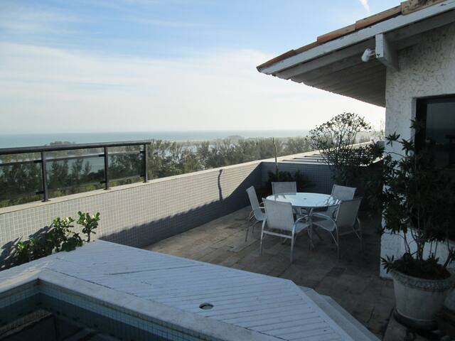 Top Floor Apartment: Amazing Ocean View