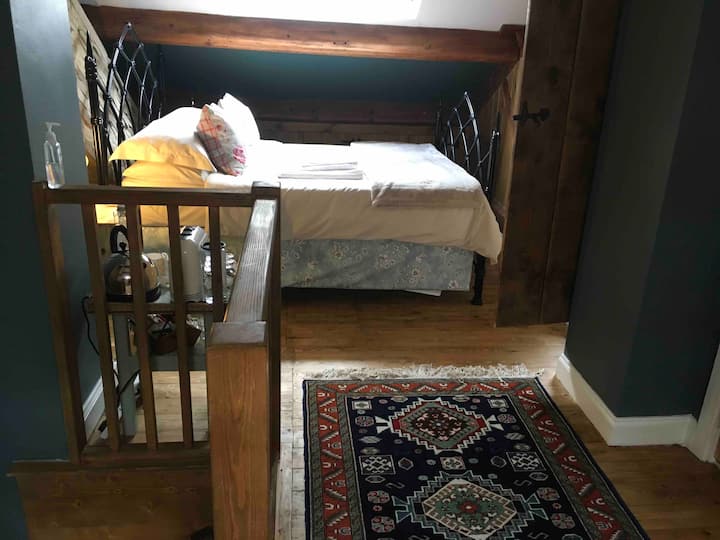 手工制作的凯尔特锻铁床，配有矫形床垫。超级柔软的床单，配有奢华的人造毛毯。我们将为您提供安静的睡眠。 