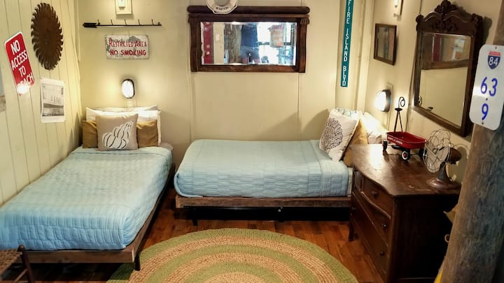 تحتوي غرفة النوم الرابعة، تحت منطقة المعيشة الرئيسية للبيت، على سريرين متماثلين. الكثير من الخصوصية، وجلوس في الهواء الطلق "لاناي".