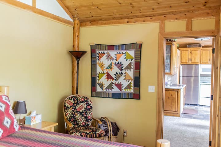 Dormitorio con cama tamaño queen