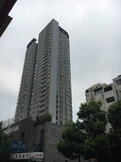 你住的是这栋建筑哦,交通便利,有地下停车场(按时记费)