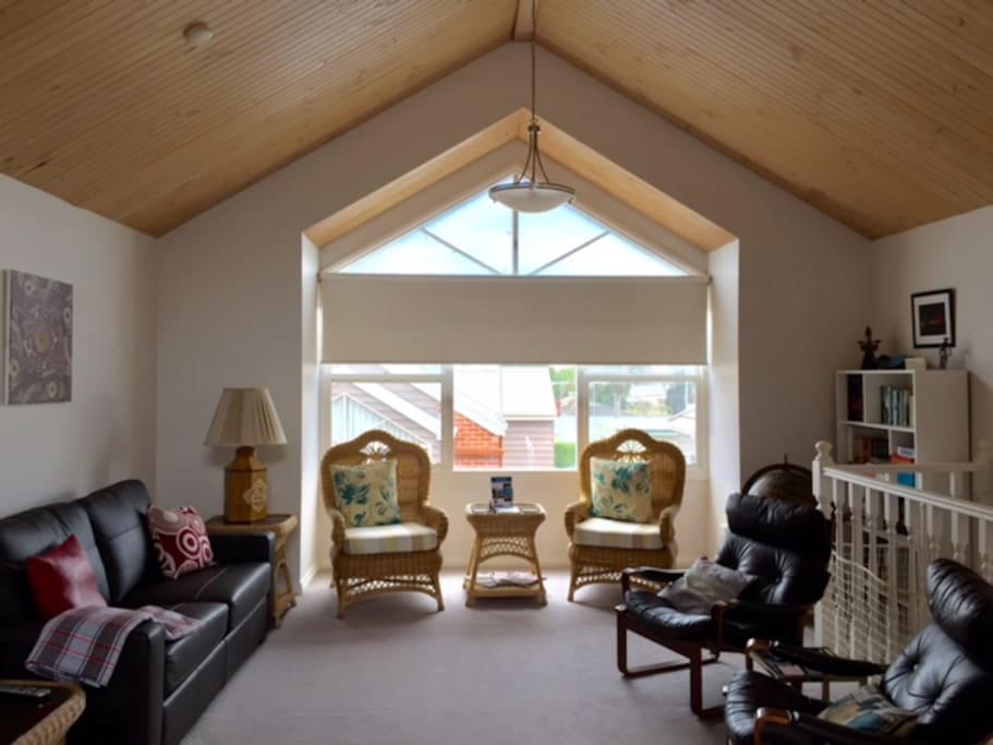 Light & spacious lounge