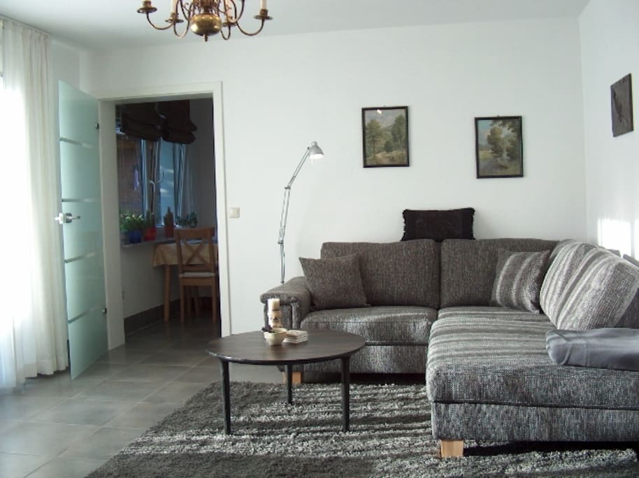 Großes helles Wohnzimmer mit großem Liegesofa