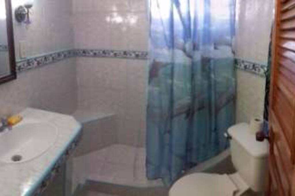 Bathroom 1-1