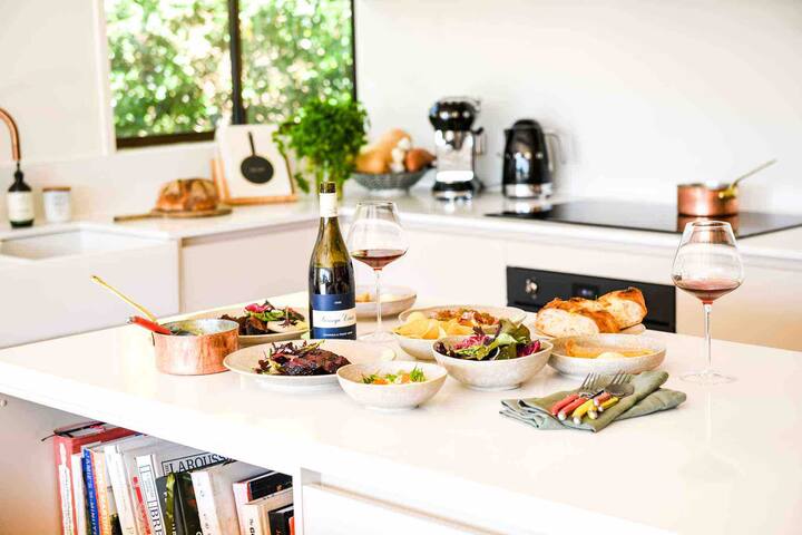 3 BR house w/ heated pool & spa in wine region