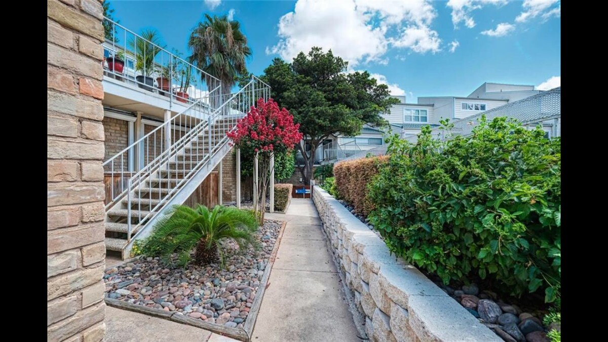 1B/1.5BA Condo by Lady Bird Lake/Boardwalk
