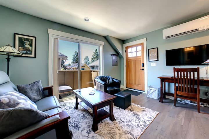 Northwest Crossing Cozy Condo! - Bend, OR