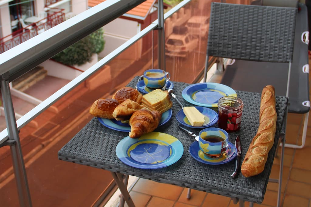 Petit déjeuner au balcon