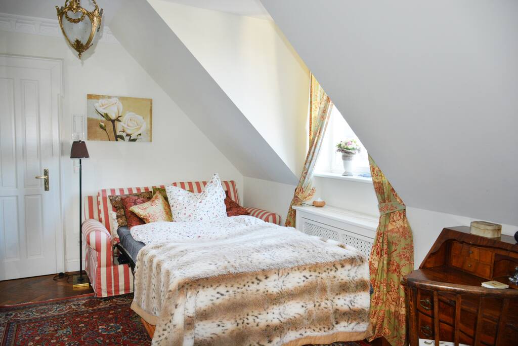 Bequemes Bett in eigenem Zimmer, mit eigenem Eingang