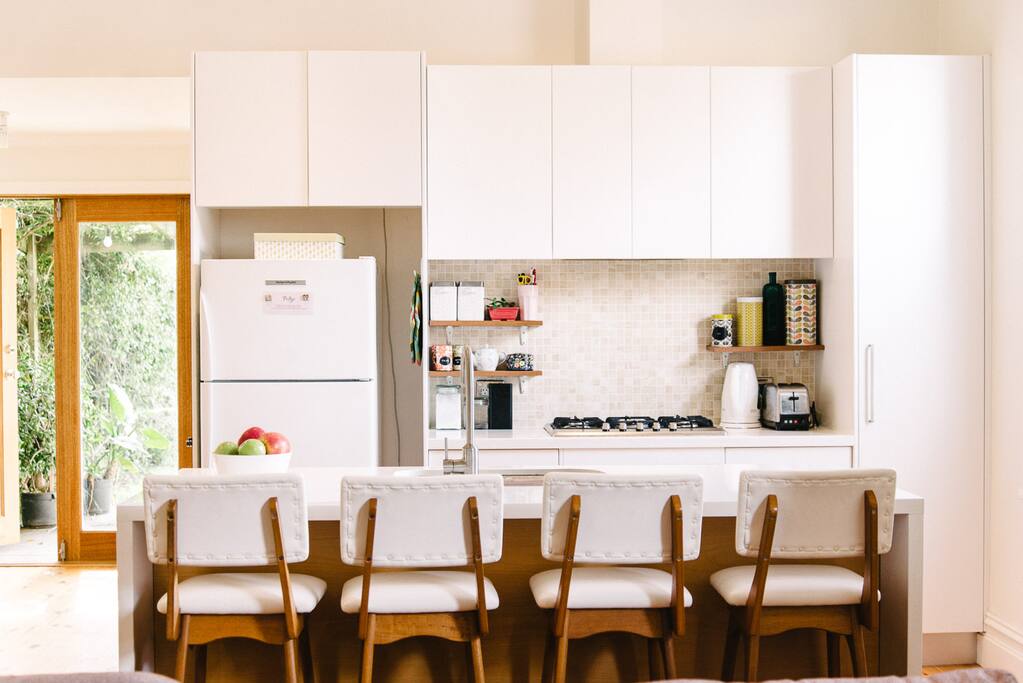 Kitchen and breakfast bar