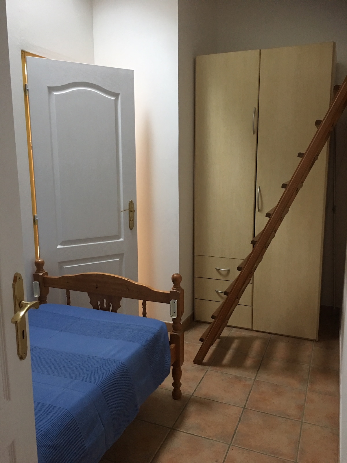 ห้องนอนพร้อมเตียงและเตียงยกสูง 1 หลัง
ห้องอาบน้ำที่เชื่อมต่อกัน