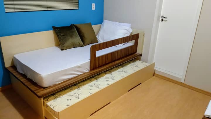 Აპარტამენტი ორი კომფორტული ერთადგილიანი საწოლით. Იდეალურია მშობლების თანმხლები ბავშვებისთვის. 