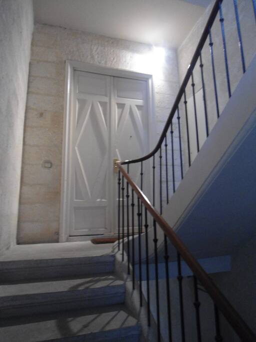 MONTEE D ESCALIER EN PIERRE