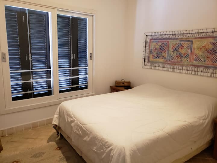 4 חדרי שינה עם 3 חדרי שינה עם חדר רחצה אחד משותף לשניהם עם מיטה זוגית אחת