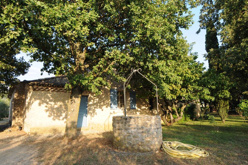 Vue sur la partie ouest de la maison et sur le puits du jardin
