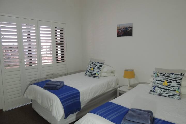 غرفة النوم رقم 4 مع 2 ×¾ سرير