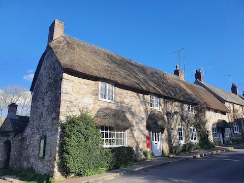 Quaint Thatched Coastal Cottage