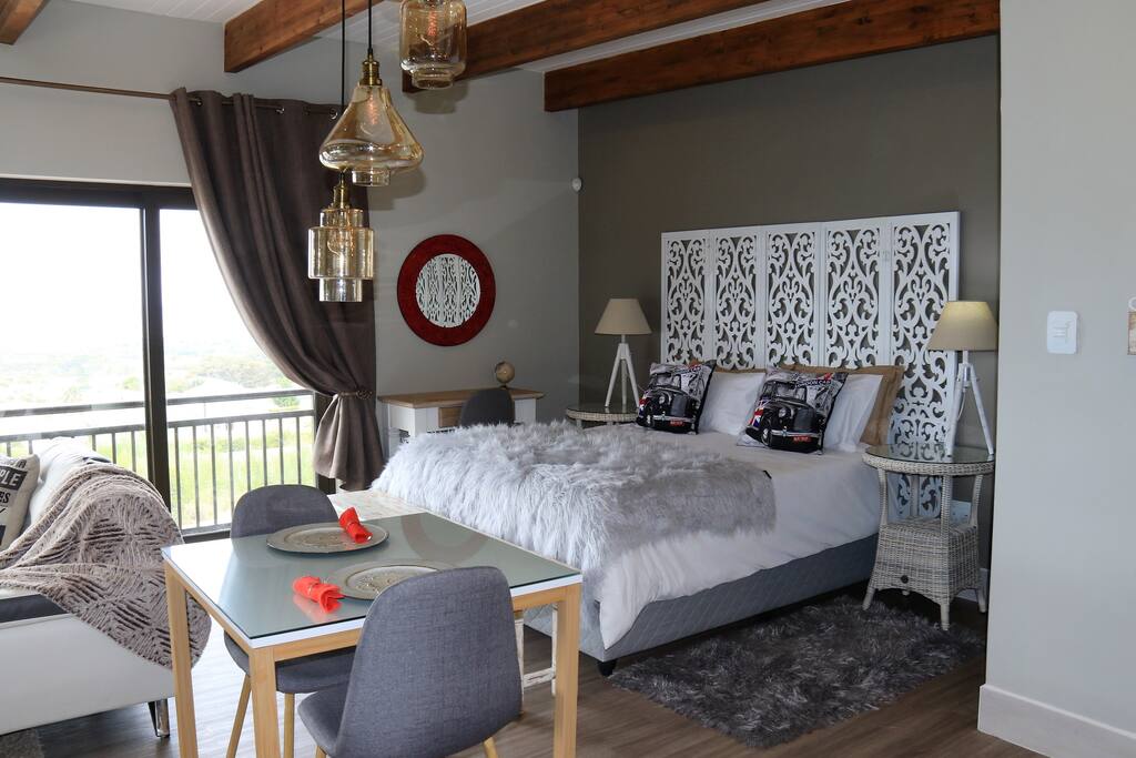 Queen Bed with a view on the sea